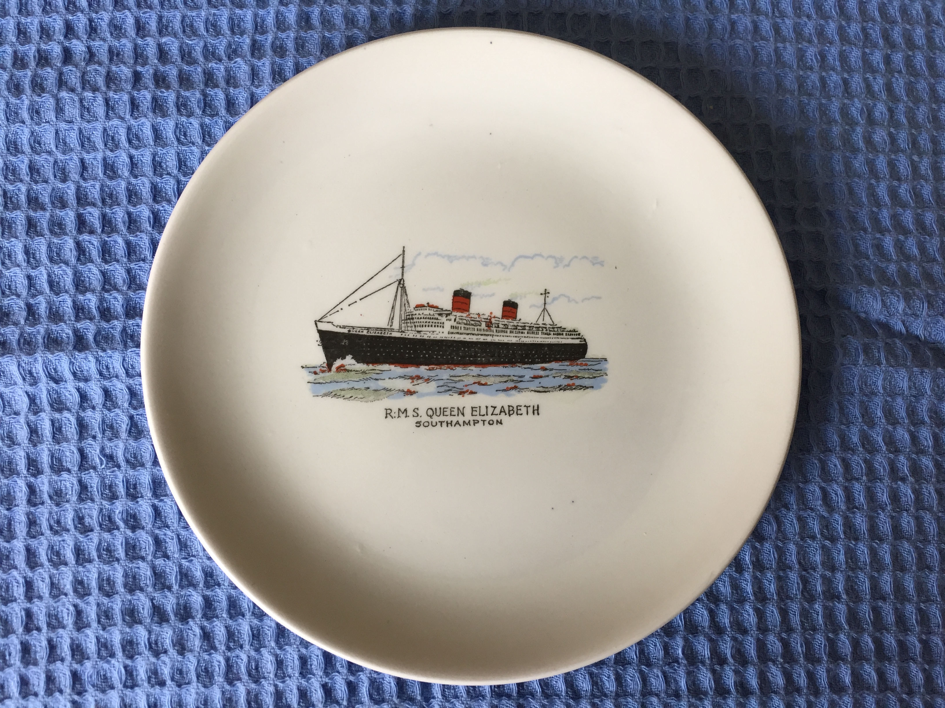 EARLY SOUVENIR PLATE FROM THE RMS QUEEN ELIZABETH